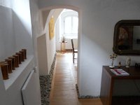 alte apotheke weitra 015  rechts arbeitszimmer 2 mit blick in den ehemeligen apotekenverkaufsraum