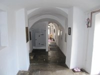 alte apotheke weitra 019  gang mit blich zur eingangstuere mit original granitsteinplatten aus dem 16. jhd
