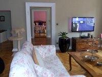 alte apotheke weitra 035  wohnzimmer mit blick durch das esszimmer in das schlafzimmer