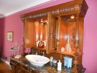 alte apotheke weitra 044  waschtisch mit grossem intergriertem spiegel